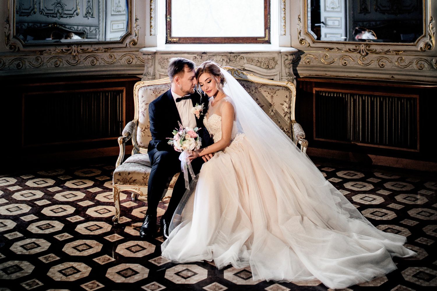 Para młoda podczas sesji ślubnej w pałacowym wnętrzu z eleganckimi meblami i bogatymi zdobieniami – wesele w pałacu w stylu glamour.