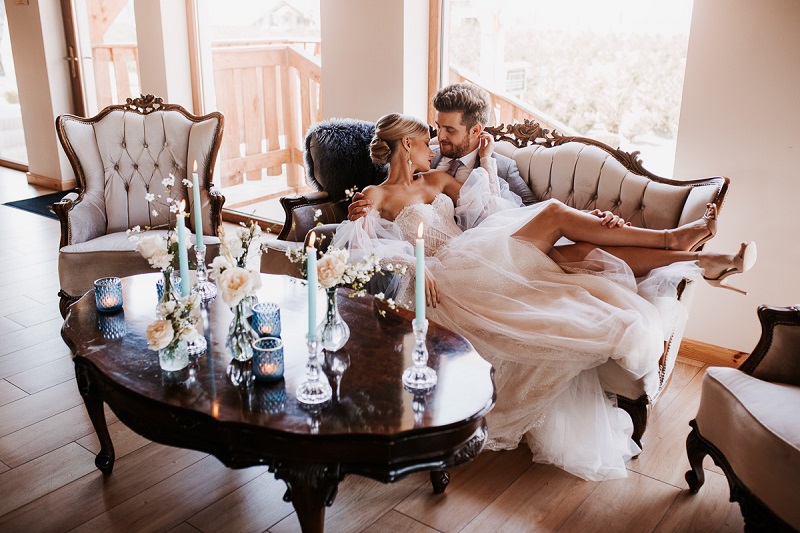 dusty blue, dekoracje ślubne niebieskie, niebieski na slub i wesele, dusty blue, skansen bicz,  eleganckie, romantyczne przyjęcie weselne z motywem bieli i niebieskiego