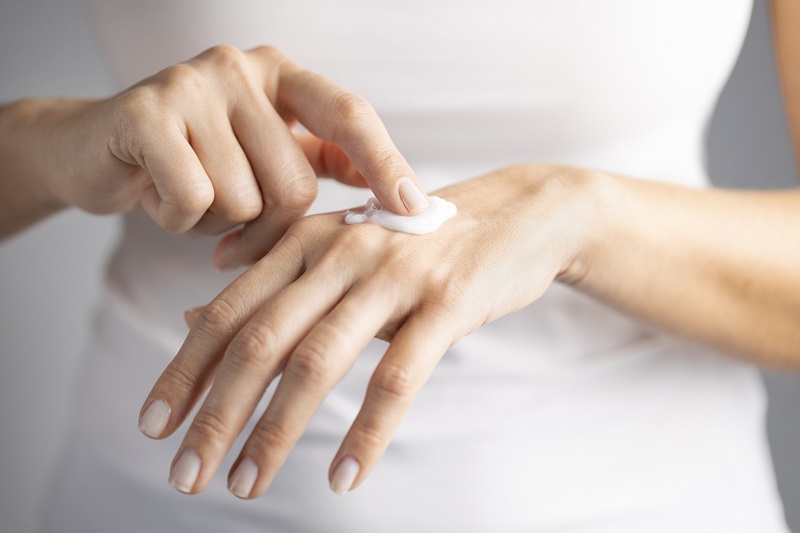 pielęgnacja dłoni zadbane dłonie suche dłonie nawilżanie dłoni zabiegi na dłonie uroda i zdrowie Avon