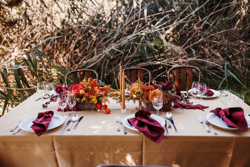 stół weselny dekoracje weselne na stole jesienny motyw przewodni wesela
