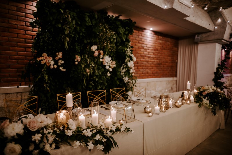 stół pary młodej ślub wesele stoły na wesele ustawienie stołów na weselu porady inspiracje www.abcslubu.pl