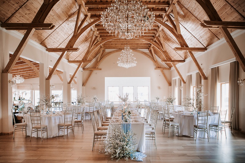 miks stołów okrągłych i prostokątnych ślub wesele stoły na wesele ustawienie stołów na weselu porady inspiracje www.abcslubu.pl