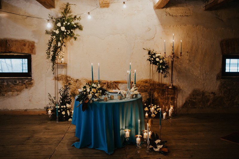 stół Pary Młodej ślub wesele stoły na wesele ustawienie stołów na weselu porady inspiracje www.abcslubu.pl