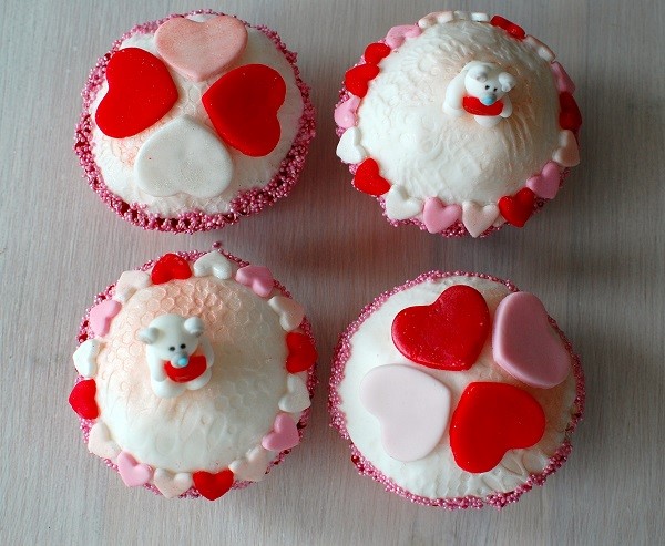 Biało czerwone muffiny z sercem na ślub i wesele, muffiny z sercem na Walentynki