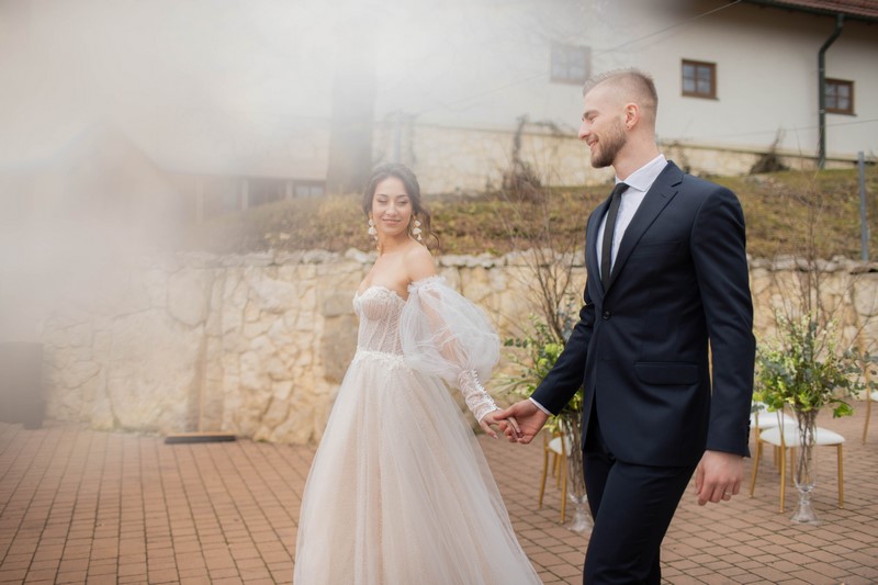 Para Młoda ślub ślub wesele plenerowy ślub plenerowe wesele inspiracje porady mikroślub mikrowesele trendy ślubne 2021 