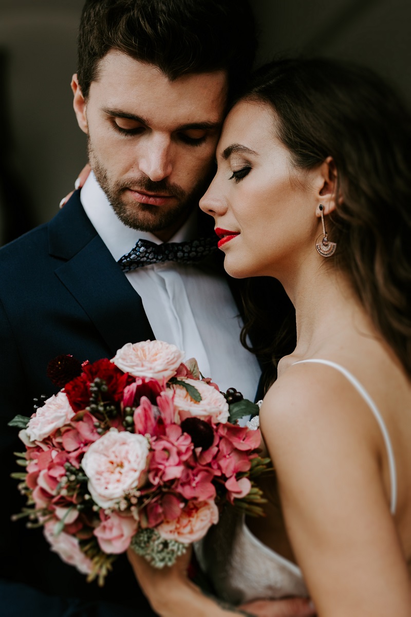 Rustykalne, romantyczne wesele w odcieniach czerwieni i różu - rustykalna sesja ślubna