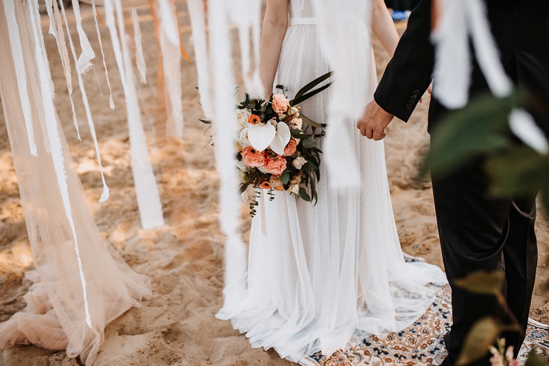 sesja ślubna na plaży, pomaranczowe, brzoskwiniowe kolory na ślub i wesele, boho suknia ślubna, suknia ślubna V, ceremonia ślubna na plaży, ślub plenerowy