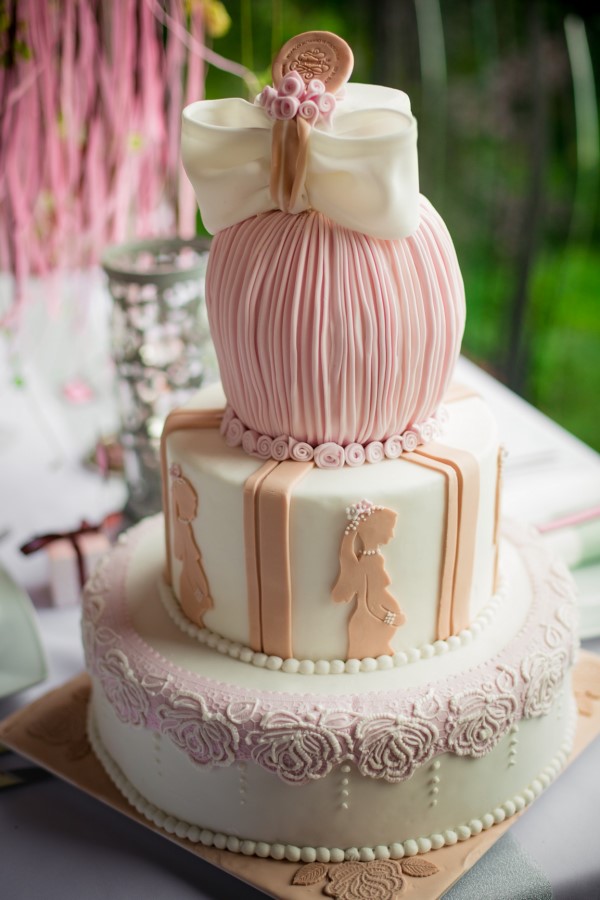rózowy tort na wesele