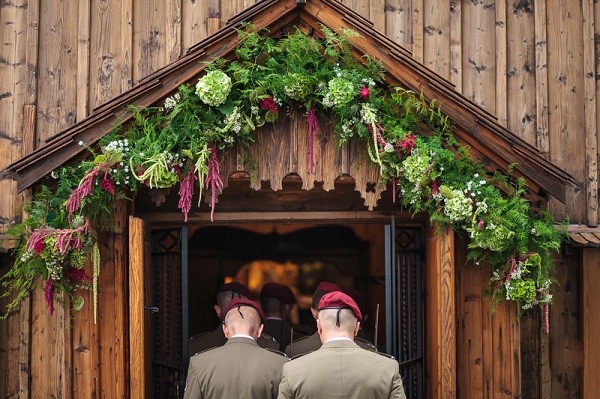 girlandy, łańcuchy z żywych kwiatów na ślub i wesele, trendy ślubne 2015