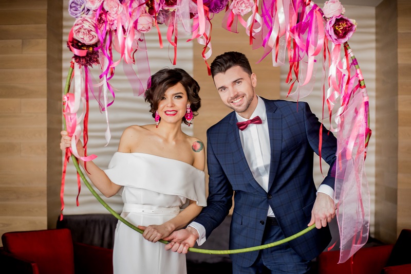 sesja ślub wesele tematyczna stylizowana ślubna pin up kolory róż fuksja czerwień 