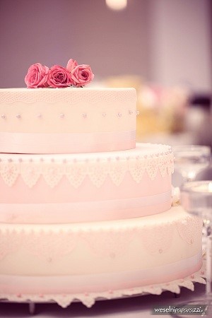 różowy tort weselny, różowy tort z koronką