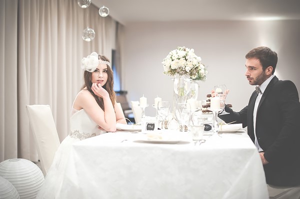 dekoracja białego stołu ślubnego w stylu boho, ślub boho, białe tabliczki na ślub