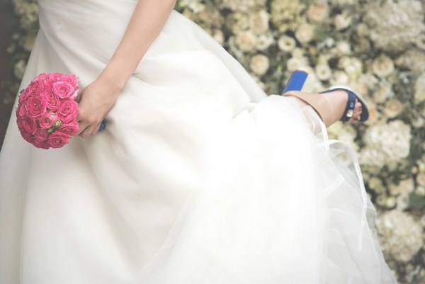 różowy bukiet z róż z niebieskim akcentem dla panny młodej księżniczki, trendy i bukiety ślubne 2015 2016, niebieskie sandały do ślubu