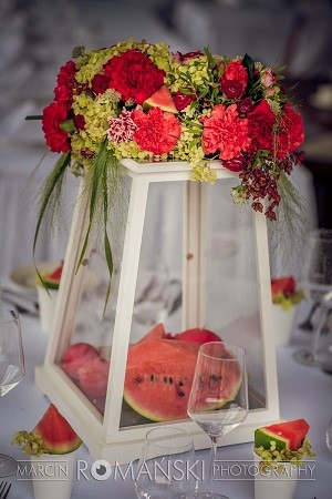 aranżacja arbuzowego różowego stołu weselnego