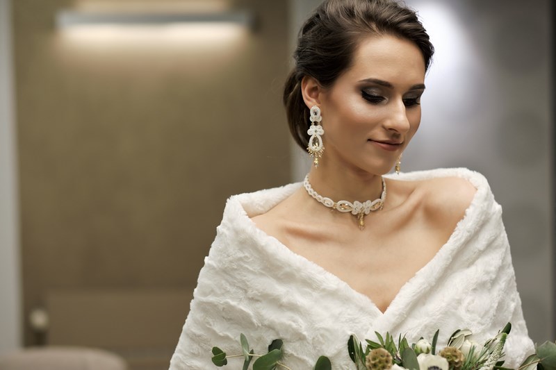 etola ślubna suknia ślubna biżuteria ślubna makijaż ślubny