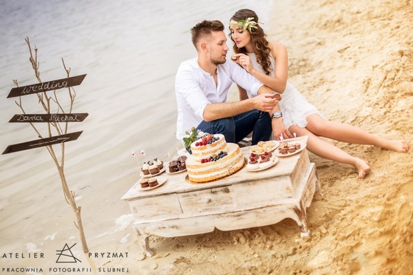 ceremonia ślubu na plaży, słodki stół z naked cake