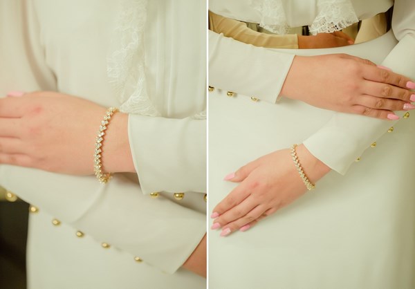 złota biżuteria i suknia ślubna ze złotym pasem