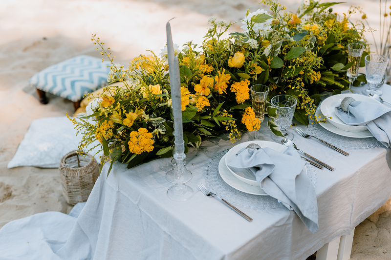 sesja ślubna na plaży stół ślubny dekoracje ślubne żółty boho