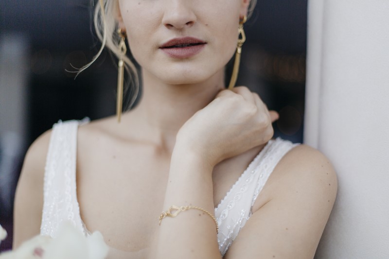 Panna Młoda biżuteria ślubna biżuteria na ślub biżuteria złota biżuteria pozłacana minimalistyczna Hoszka Hoszka biżuteria autorska inspiracje trendy 2020 trendy ślubne 2020 ślub wesele wieczór wieczorowe wyjście wielkie wyjście