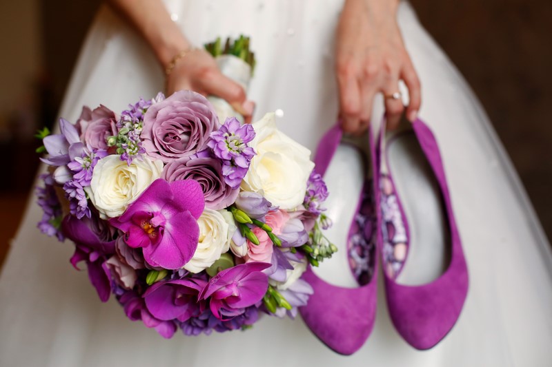 ślub wesele buty ślubne buty na ślub buty na wesele szpilki sandałki czółenka w kolorze we wzory ze zdobieniami purpurowe niebieskie czerwone kwieciste inspiracje porady Domodi 