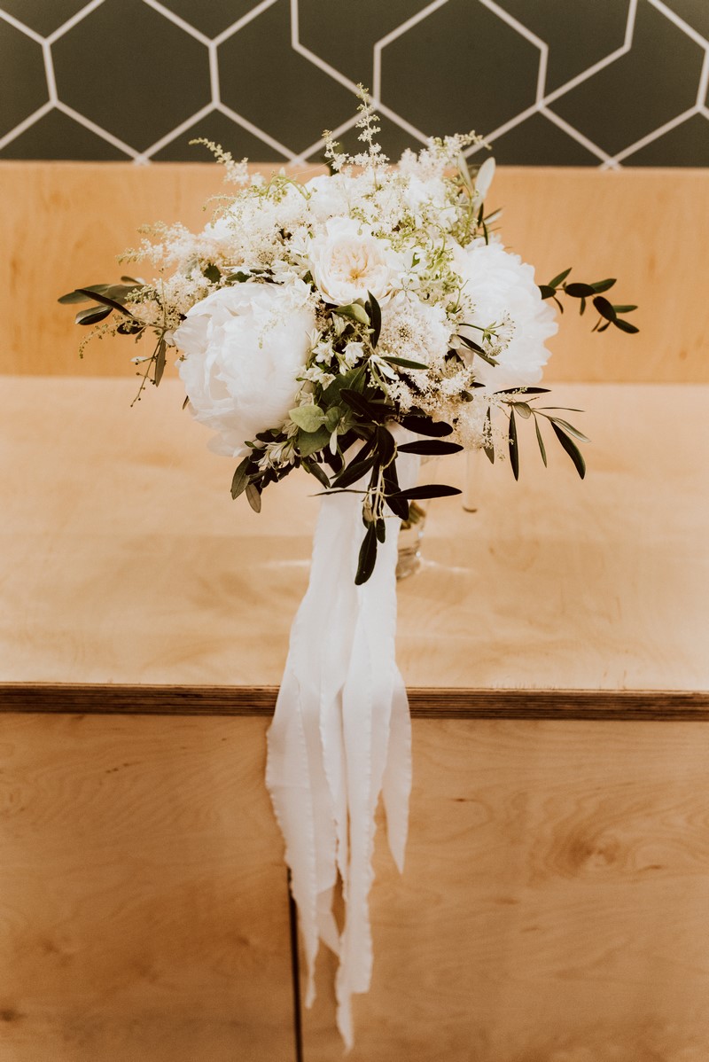 ślub wesele dekoracje kwiatowe florystyka ślubna dekoracje ślubne kwiaty na ślub kwiaty na wesele inspiracje ślubne złoto zieleń biel ecru Pracownia Florystyczna Niezłe Kwiatki Dorota Rusiniak
