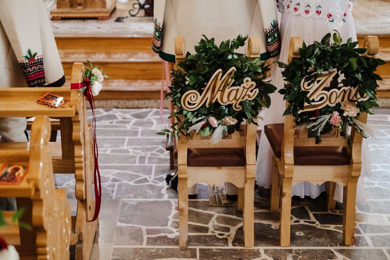 Szewczyk Kwiaty i Dekoracje dekoracja krzeseł na ślub dekoracja krzeseł Pary Młodej krzesła na ślub inspiracje trendy 