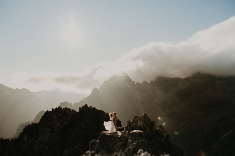 ślub wesele sesja ślubna sesja fotograficzna ślubna plenerowa sesja ślubna w górach w chmurach w szczytach gór w szczytach chmur inspiracje porady ANKA Robi Zdjęcia portal abcslubu.pl 