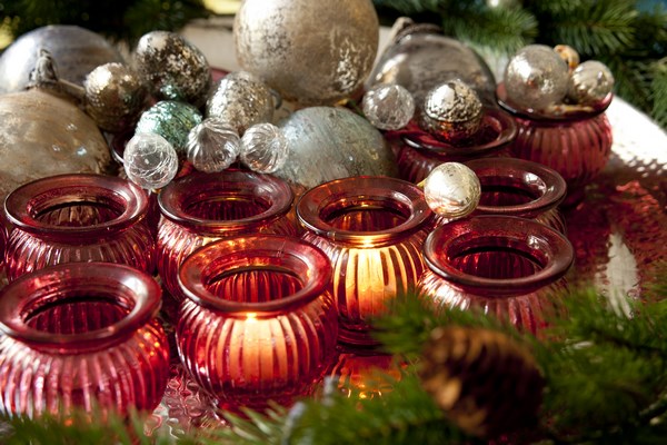 ozdabianie stołu świątecznego, świeczki w szkle i dekoracje