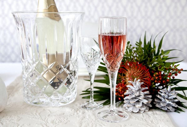 ozdabianie stołu świątecznego, dekoracyjne kieliszki na wino