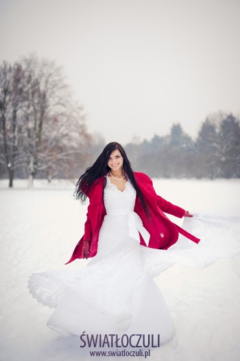 Czerwony płaszcz do sukni ślubnej