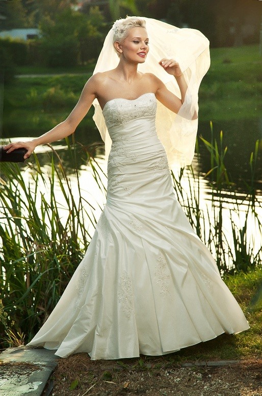 Suknia ślubna Annais Bridal, model Dessy