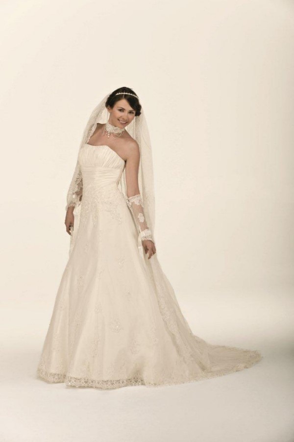 Suknia ślubna 2012, Pronuptia Paris, model Dentelle