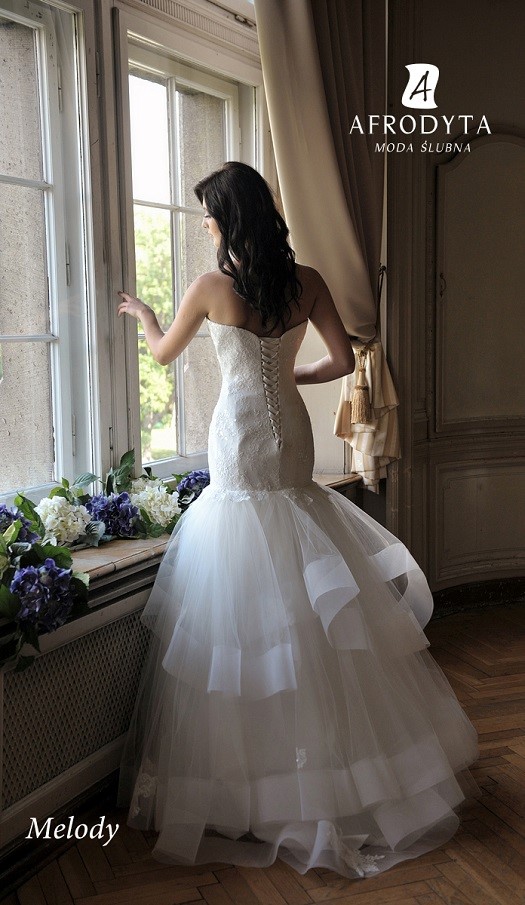 suknia ślubna dla ekstrawagantki, ekstrawagancka suknia ślubna, suknia ślubna z warstawami tiulu