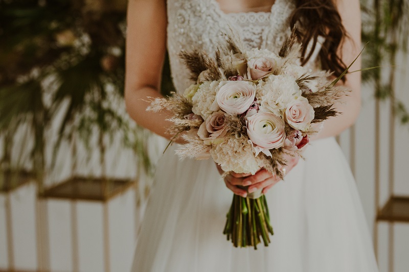 trawy pampasowe z różowymi różami, trendy ślubne 2020, inspiracje ślubne, tablica inspiracji - pampasy, bukiet ślubny z pampasami