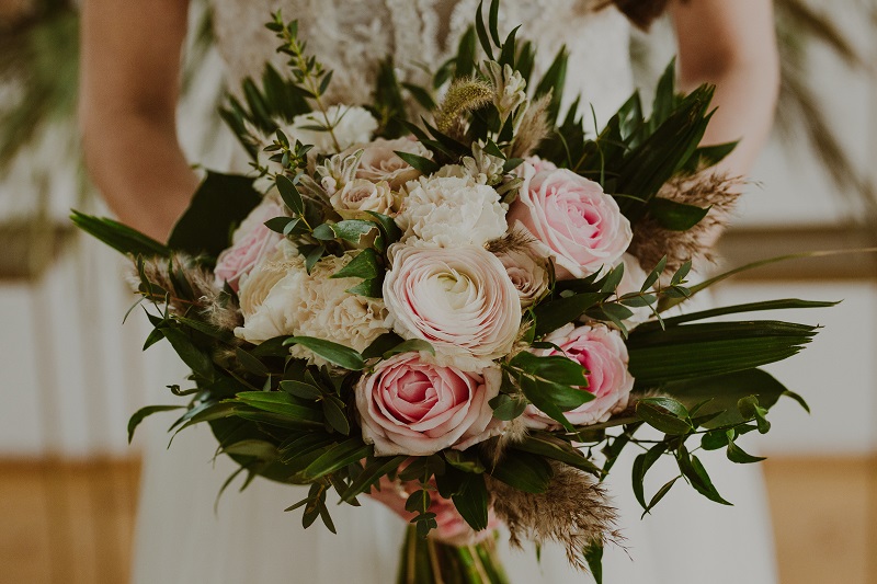 trawy pampasowe z różowymi różami, trendy ślubne 2020, inspiracje ślubne, tablica inspiracji - pampasy