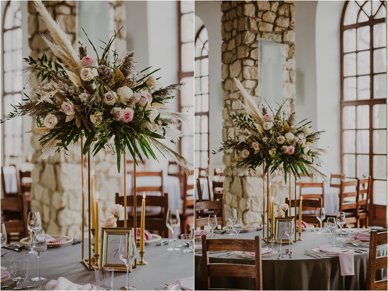 trawy pampasowe z różowymi różami, trendy ślubne 2020, inspiracje ślubne, tablica inspiracji - pampasy, dekoracje na stół