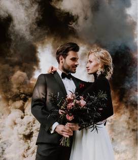 Bomby dymne - świetny pomysł na piękne zdjęcia ślubne