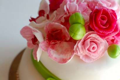 Torty weselne z kwiatami z opłatka i z kwiatami z masy cukrowej