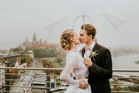 Kilka powodów dla których deszcz w dniu ślubu i wesela to nic strasznego