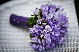 Czy warto dekorować salę weselną żywymi kwiatami?