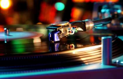 DJ na wesele – 5 wskazówek jak wybrać idealnego DJ-a, który zapewni świetną zabawę przez całą noc