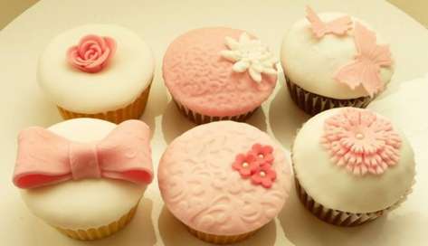 Różowe słodkości. Różowy kolor w muffinach i ciastach ślubnych.