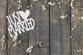 Czy drewniane zaproszenia ślubne wpisują się w nowoczesne trendy?