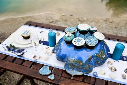 Aranżacja stołu weselnego: kolor niebieski jako motyw przewodni