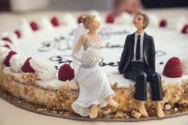Jak wybrać figurki na tort weselny?