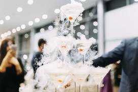 Pomysł na oryginalne chłodzenie napojów na weselu – suchy lód