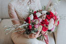 Bukiet ślubny a motyw przewodni wesela
