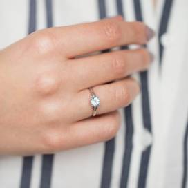 Jak wybrać idealny pierścionek zaręczynowy? Porady Apart