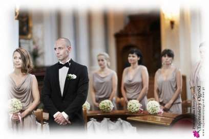 Orszaki ślubne - druhny i drużbowie weselni a kwiatowe dekoracje