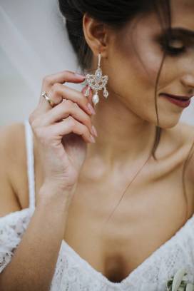 Koronkowa biżuteria ślubna jako idealnie uzupełnienie każdej stylizacji Panny Młodej